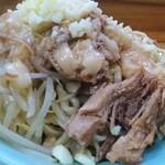 ラーメン そら - 豚増ししてないのにこの迫力
      見た目よりずっと柔らかで味付けも良好！