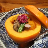 やすい - 柿釜：大きくて立派な柿をくり抜いて造られた “柿釜” の中に柿と牡蠣が入っています。 三杯酢で味付けされた 甘みと黒胡麻がとてもよくマッチしています。 絞った 紅の食用菊の花びら “もってのほか” と、半分にカットした むかご、小松菜 が綺麗にトッピングされています。　　　　　2019.11.21