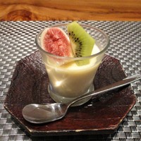 やすい - デザート：無花果、キウイ、生クリームの なめらかプリン。　　　　　2019.11.21