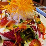 焼肉館 彩炉 - 海鮮と旬野菜のサラダ
