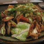 お好み焼たぬき - お店焼きの焼きそば４８０円。持ち帰りできます。