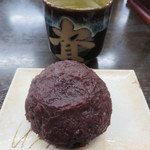 Sukesan Udon Asakawa Ten - ぼた餅 1ケ 130円(税込)と、熱いお茶