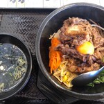カルビ丼とスン豆腐専門店 韓丼 - カルビ入石焼ピビンバとわかめスープ
