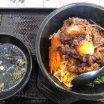 韓丼 - カルビ入石焼ピビンバとわかめスープ