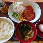 すき家 - 「あらびきソーセージ朝食（ミニ）」370円。