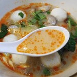 Mango Tree - SPYCY TOM YUM NOODLE AND FISH BALL SOUPのスープ