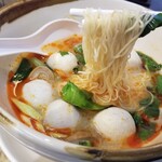 Mango Tree - SPYCY TOM YUM NOODLE AND FISH BALL SOUPの麺リフト