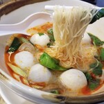 Mango Tree Suvannabhumi Airport - SPYCY TOM YUM NOODLE AND FISH BALL SOUPの麺リフト