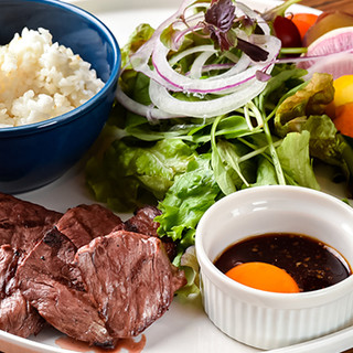 たっぷりの野菜のサラダと一緒に、ボリュームのあるお肉を！