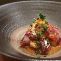 鮨 そえ島 - 鯨尾の身のユッケ、大分の何とか卵・・鯨自体も甘いのですが、卵黄の甘味が加味されより美味しく。