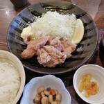 Marutomi - ランチ　唐揚げ定食　税込み800円　(平日)