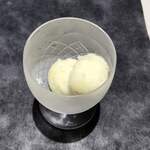 コミナセマコ - ラフランスのシャーベット。淡い翡翠色がキレイ。