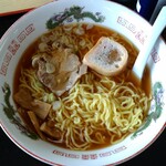 レストラン レインボー - 同じく一般的な中細麺。