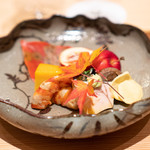 肉屋 田中 - 神戸牛のセンマイの津軽和え しっとりと仕上げた玉子焼き 神戸牛の八幡巻き 芹と根三つ葉の白和え、ピーナツとくるみ 酔っ払い海老 余市のあん肝 くわいのチップ