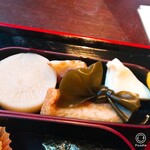 甘味 おかめ - 甘辛弁当　おでんアップ