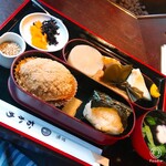 Okame Koujimachi - 甘辛弁当　全景　おむすびには備え付きのごまをかけて