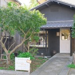 Kyou No Gohan Yururi Kafe - 外観は純和風の家屋。季節によりお庭にはモミジ、椿、紫陽花が彩ります。