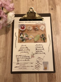 h Kyou No Gohan Yururi Kafe - お野菜プレートには8種類のおばんざいが一枚のプレートに並び、雑穀米と汁物を付きます。