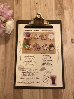 h Kyou No Gohan Yururi Kafe - お肉プレートには8種類のおばんざいが一枚のプレートに並び雑穀米と汁物が付きます。