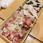 Motsuyaki Masuda - もつ刺し盛り合わせ  下からタン、コブクロ、ガツ、センマイ