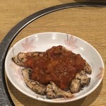 本格炭火焼鳥 松家 - せせりサルサソース掛け