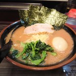 横浜家系らーめん 武術家 - デフォルトラーメン(味玉特別サービス)税込み680円