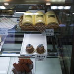 野上菓子舗 - 上段の「こがね町生ロール」、この大きさで以前は630円でした。味はとても美味しいです。