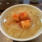 赤坂 らいもん - 盛岡冷麺はカクテキを乗せていただきます