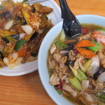 中国料理 鉄人 - ピリ辛もつラーメン半チャーハン