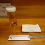 Hachiichi Horumon - ビールで喉を潤し、店員さんにいろいろ聞きながら注文を決めていく。
      平日の夜は比較的空いてるみたいですね…
      お一人様も大歓迎です！と、とっても気さくでフレンドリーな店員さん(笑)