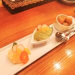 Amber - おつまみ3種盛り　800円
タラモサラダ、エビのバジルマヨネーズ、スモークのうずら玉子