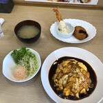 カフェ食堂 ファンファン - オムライスセット オムデミ・サラダ・麹の味噌汁プラスエビフライ1本プラスコロッケ