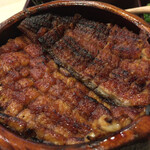 あつた蓬莱軒 神宮店 - 「紀州備長炭」を使ってパリッと焼き上げた鰻。西日本の鰻は蒸さないで焼くだけなので、芳ばしさが素晴らしく、パリふわの食感です。