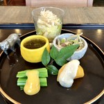 やさい料理 つむぎや - 前菜盛合せ：白菜の信田煮、もずく酢、もやしと三つ葉の胡麻和え、オータムポエム（アスパラ菜）の黄味酢和え、柿の白和え