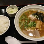 ラーメンはっちゃき - はっちゃきラーメンと、半ライス。