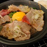 目利きの銀次 - 牛カルビの肉玉陶板焼