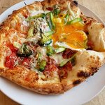 真鶴ピザ食堂KENNY - 「アスパラとサラミと卵＆ブロッコリーとしらすと小海老」のハーフ＆ハーフ（2019.10）