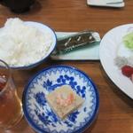 Hoteru Shichifuku - 小鉢は胡麻豆腐、可愛らしいエビがトッピングされてました。