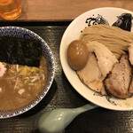 日本の中華そば富田 - 特製つけ麺１２００円（税込み）。チャーシューが私の好きなタイプで、適度な脂と、しっかり旨味で、とても美味しくいただきました（╹◡╹）