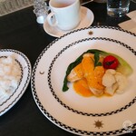 レストラン プルメリア - レディースランチにて　フグのポワレ温野菜添え　スープ、ライス