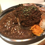 スパイスカレー＆コーヒー ニコカフェ - 手前が気まぐれカレーのラムの塩茹でと富有柿カレー