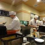 立飲み寿司 三浦三崎港 めぐみ水産 - 