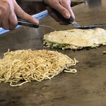 いまだお好み焼き - 料理写真:そば、良い焼き色ついてます