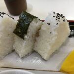 富士 - 定食のおにぎりは三つ（おかか、梅、こんぶ）