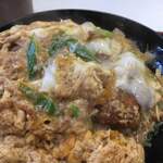 富士 - カツ丼はカツを煮込まずに上から卵とじをかけたタイプ
