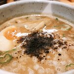 麺匠 たか松 - 味変で黒七味大量に入れると引き締まって旨いし玉ねぎの刻みも良い感じ♪