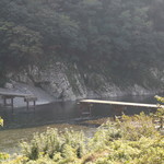 四万十屋 - 壊れた岩間の沈下橋1