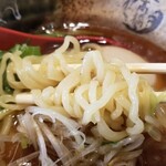 焼きあご塩らー麺 たかはし - 麺は手打ち風縮れ麺