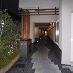 月陽 KARASUMA - 玄関に続く路地