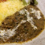 SPICY CURRY 魯珈 - シビ辛トマト木耳キーマと骨付きサグマトンの２種カレー